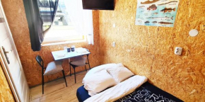 SUB HEL. Budżetowe pokoje w domu z basenem. Wokół domu tylko natura. Balkon zbyteczny. in Hel